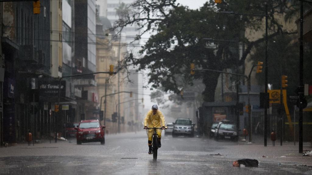 Porto Alegre terá chuvas e ventos menos intensos do que em outras partes do estado.
 Foto: Anselmo Cunha / AFP