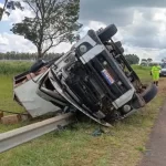 Motorista sofre acidente, mas escapa com ferimentos leves após caminhão de ovos tombar na SP-294