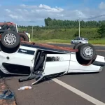 Capotamento na SP-294 em Pompeia expõe transporte ilegal de mercadorias