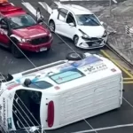 Acidente em cruzamento no centro termina com ambulância capotada e criança ferida