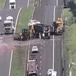 Caminhão tomba e espalha carga de pedrisco na SP-333 em Marília
