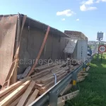 Carreta carregada com madeira tomba na rodovia do Contorno em Marília e causa lentidão no tráfego