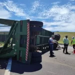 Carreta tomba e interdita trecho da Rodovia João Batista Cabral Rennó em Bauru