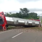 Carreta tomba na SP-225 e interdita totalmente a rodovia em Piratininga