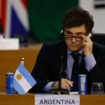 Milei tenta minimizar crise gerada por apoio à criação de criptomoeda
