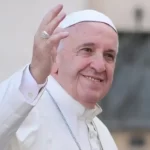 Papa Francisco segue em estado crítico, mas não apresenta crises respiratórias, afirma novo boletim médico