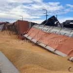 Caminhão carregado com 74 toneladas de milho tomba na Raposo Tavares