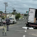Motociclista morre após colidir na traseira de caminhão na zona sul
