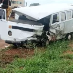 Idoso morre em colisão entre carro e Kombi na SP-317 entre Itápolis e Ibitinga