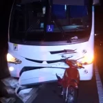 Moto fica cravada em ônibus após colisão na traseira em rodovia de Agudos