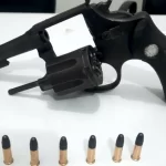 Frentista invade casa do ex em Garça, quebra objetos e é presa com revólver de numeração raspada