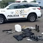 Homem é preso com submetralhadora e revólveres escondidos em carro na SP-270