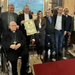 Vereadora Fabiana Camarinha entrega título de Cidadão Mariliense ao bispo Dom Luiz Antônio Cipolini