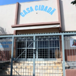 Homem quebra porta da Casa Cidadã após ter entrada negada em Marília