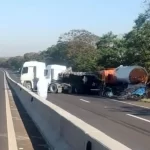 Motociclista morre após engavetamento com carretas e carro em Ourinhos