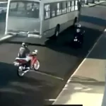 Adolescente morre após cair de moto e ser atropelado por ônibus