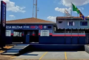 Morador flagra ladrão no quintal e é ameaçado com faca em Pompeia