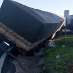 Carreta com 25 toneladas de farinha interdita acesso à SP-294 em Marília