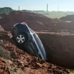 Carro cai em cratera de obra de drenagem e deixa três feridos em Bauru