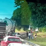 Carro é prensado por caminhão na alça de acesso ao bairro Parati em Marília