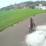 Menino de 8 anos é atropelado por moto enquanto brincava em frente de casa em Tupã