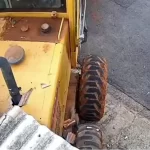 Máquina da Prefeitura invade garagem de casa em Marília após pane elétrica