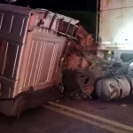Motorista morre após carreta colidir com talude na SP-225