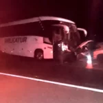 Motorista morre após invadir contramão e bater de frente com ônibus na SP-300