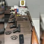 Homem é preso em flagrante com armas, munições e drogas em Pedrinhas Paulista