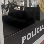 Pedreiro flagra invasor e tem ferramenta furtada durante obra