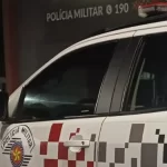 Motorista bêbado e sem CNH bate em poste e vai parar na delegacia